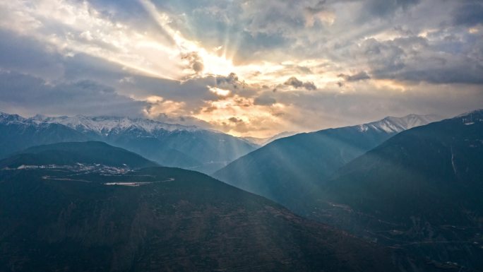 高原延时山间云海光线