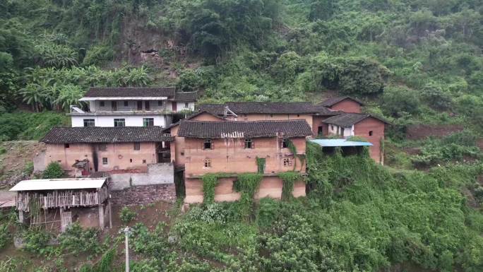 大山深处老式四合院土墙瓦房