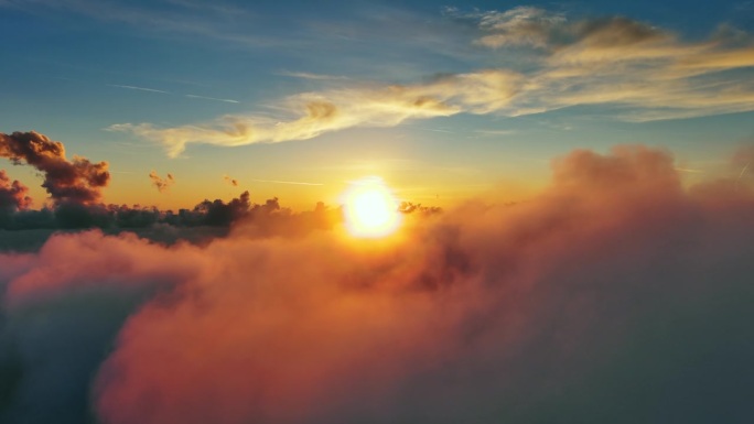 云和夕阳的鸟瞰图