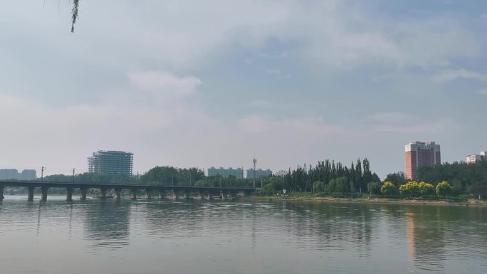 平静的河水与城市建筑