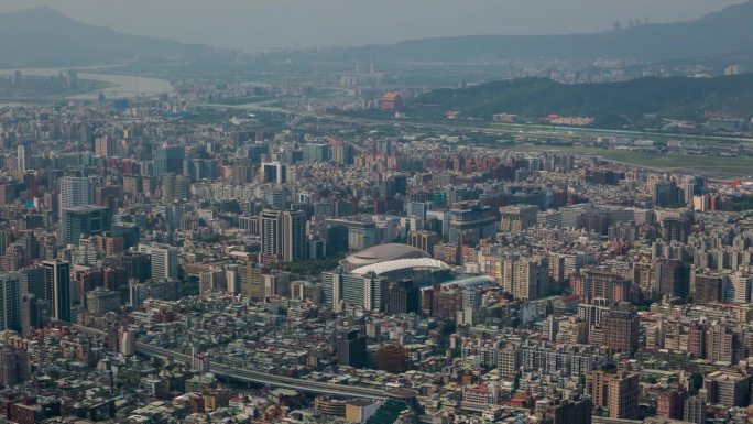 台湾，台北- 2023年5月:台北市中心的延时街景镜头。商业区和住宅区。