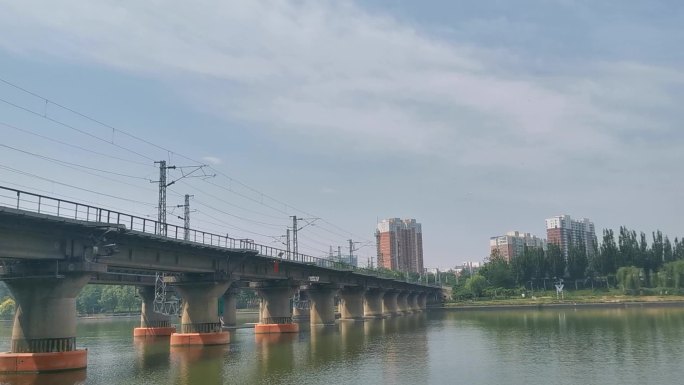 平静水面上的桥梁建筑