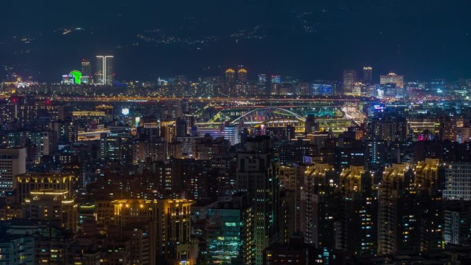 台湾，台北- 2023年5月:台北市中心的延时街景镜头。商业区和住宅区。