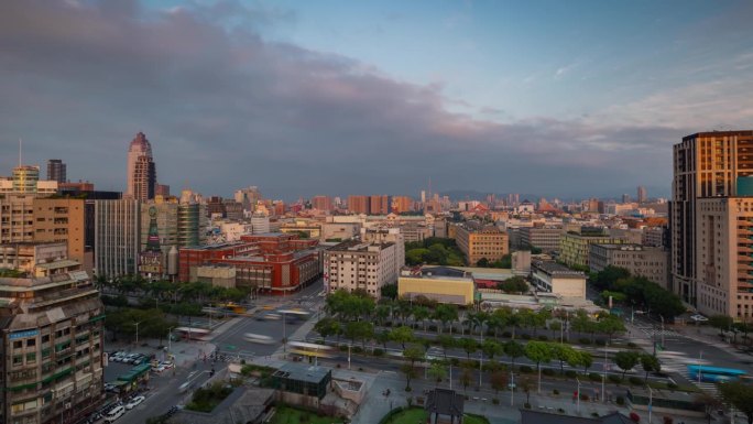 台湾，台北- 2023年5月:台北市中心的延时街景镜头。商业区和住宅区。