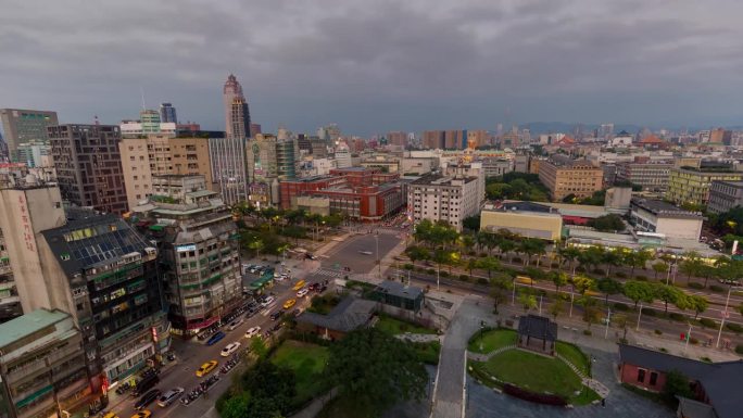 台湾，台北- 2023年5月:台北市中心的延时街景镜头。商业区和住宅区。