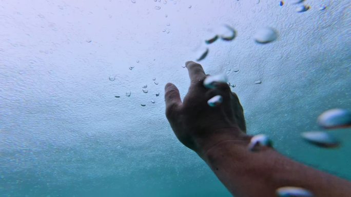 下雨水下视角水下气泡溺水水中光影与手