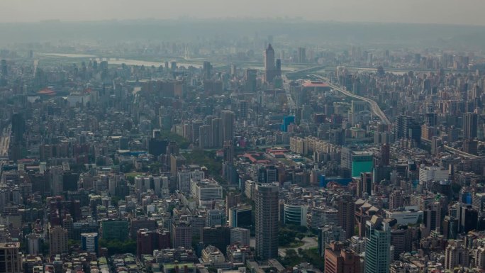 台湾，台北- 2023年5月:台北市中心的延时街景镜头。商业区和住宅区。