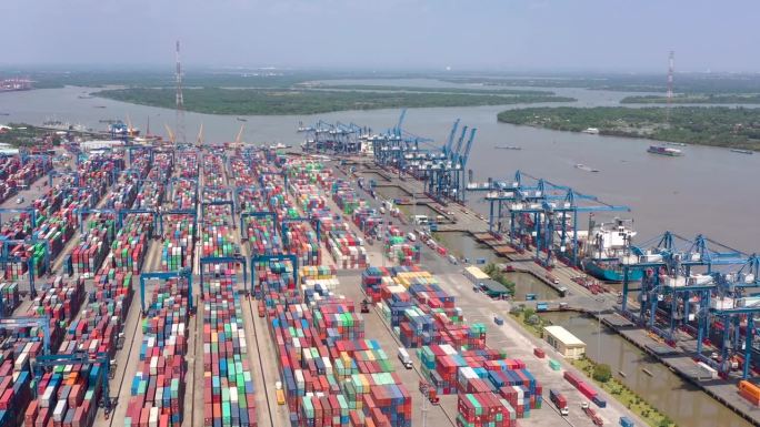 2023年5月，越南胡志明市:无人机拍摄的吉莱港货轮和集装箱。越南胡志明市的大型进出口港口，对经济发