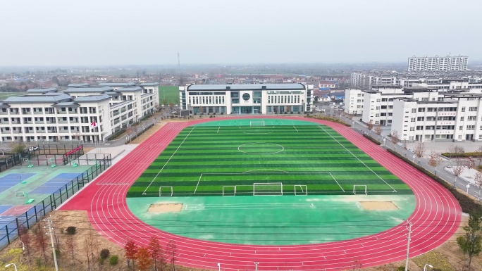 校园空镜 操场 跑道 足球场 学校运动场