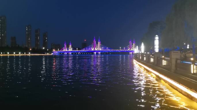 夜幕下的城市桥梁灯光秀