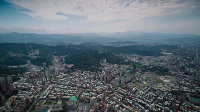 台湾，台北- 2023年5月:台北市中心的延时街景镜头。商业区和住宅区。