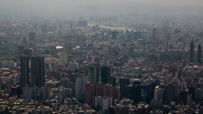 台湾，台北- 2023年5月:台北市中心的延时街景镜头。商业区和住宅区。