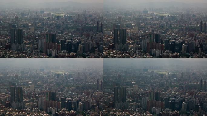 台湾，台北- 2023年5月:台北市中心的延时街景镜头。商业区和住宅区。