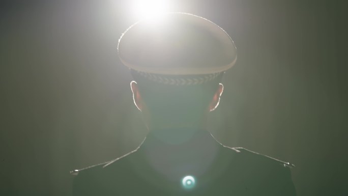 交警背影特写走向光明4K