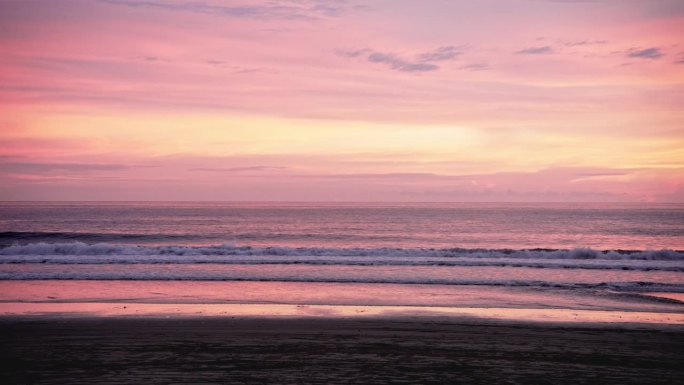 夏日日落在海边和海水户外。色彩斑斓的海岸夜滩和日落时的海岸天空。休闲旅游的度假放松和浪漫目的地的明亮