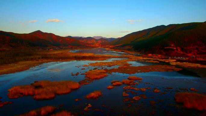 泸沽湖走婚桥沿岸 黄昏夕阳下的泸沽湖草海