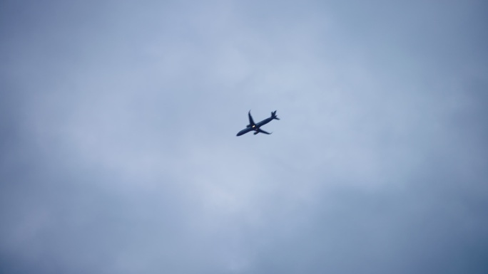 飞机穿越云层飞行