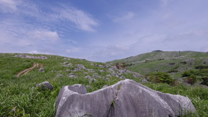 蓝天碧绿，喀斯特大地清新