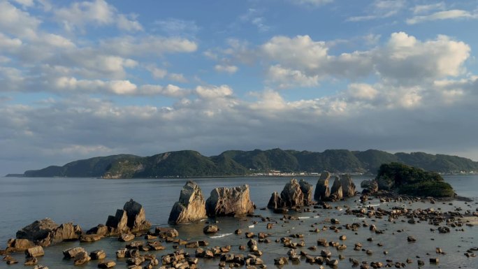和歌山县，钏本，天空中有复制空间的桥井岩