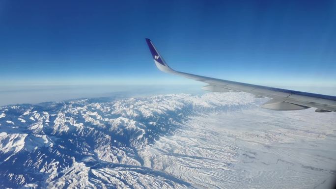 飞机舷窗外的雪山风光