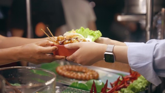 销售有不同卖点的食品，很好地吸引了顾客