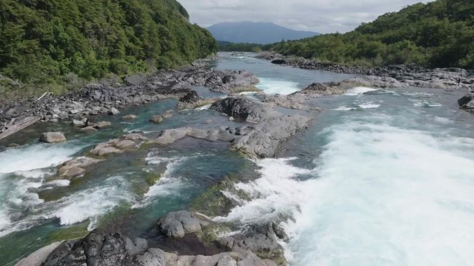 野河的鸟瞰图，岩石和急流交错。