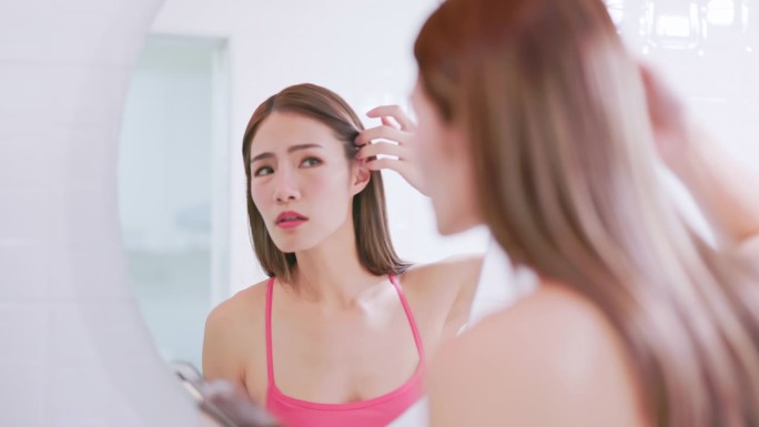 女人担心脱发