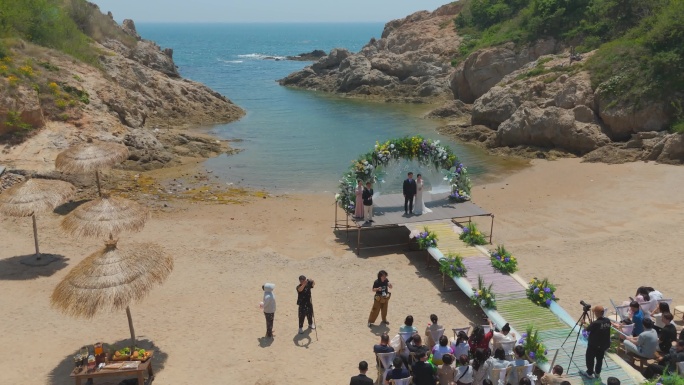 穿越机海岛浪漫海滩婚礼仪式海边婚礼纪实