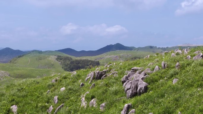 蓝天碧绿，喀斯特大地清新