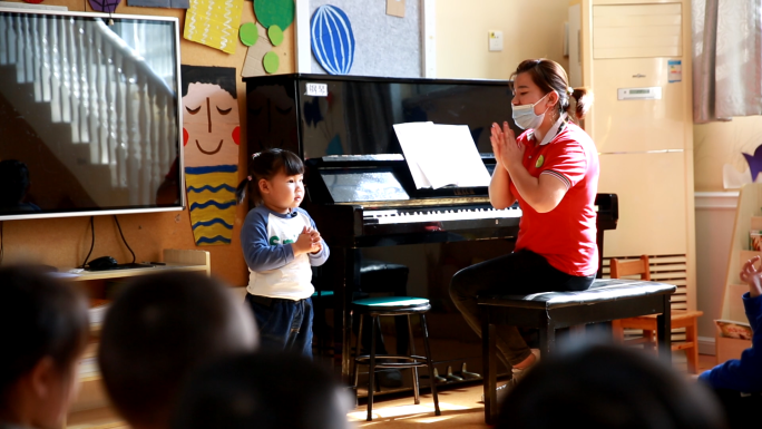 幼儿园弹钢琴唱儿歌