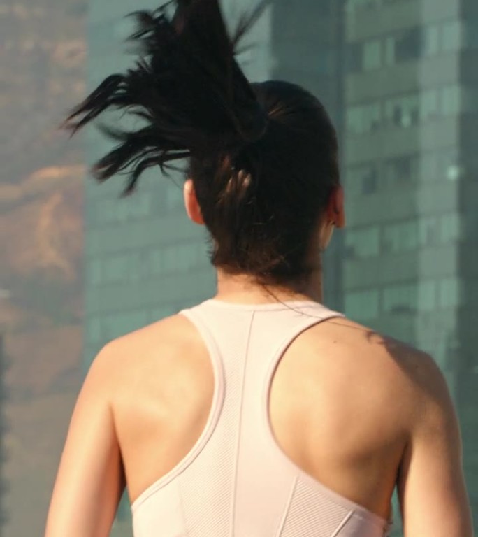 健身，运动和妇女跑步在城市的健康，保健和培训。动力，耐力和女运动员在城市城镇的道路或街道上跑步锻炼，