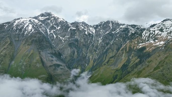 无人机飞越云层，穿越高加索山脉，格鲁吉亚
