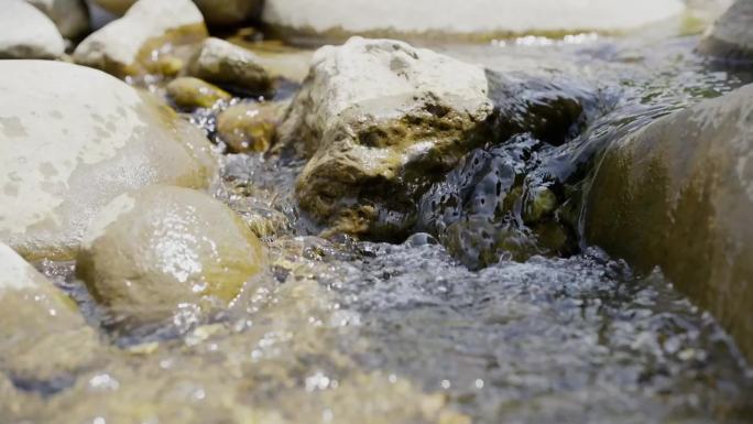 山间溪流潺潺流水