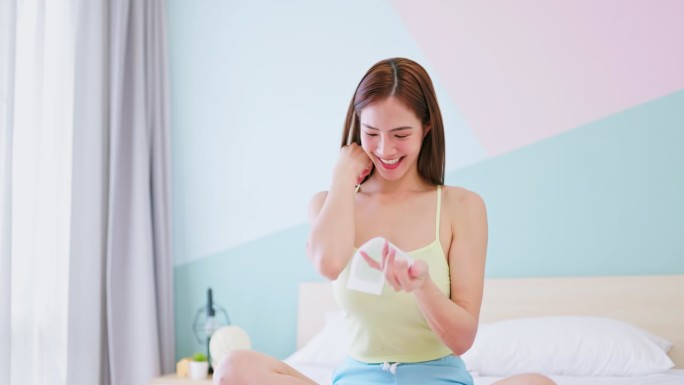 女孩用蜡条