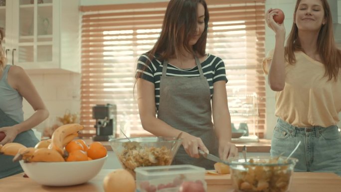 女团正在厨房里享受准备食物和跳舞的乐趣