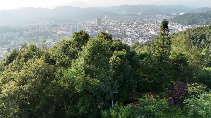 山顶俯瞰城市风光