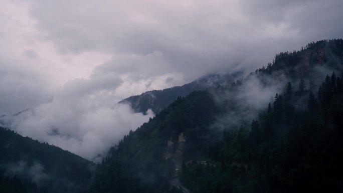云雾缭绕的山峦