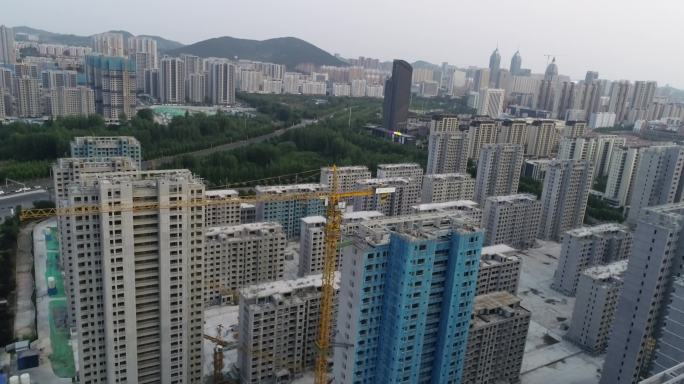 4k城市建设 工地上屹立的塔吊起重机航拍
