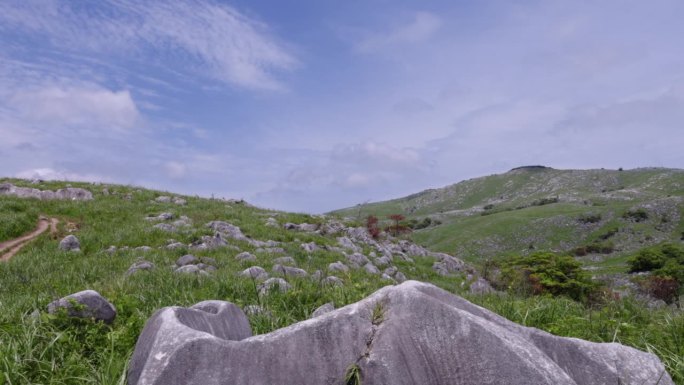 蓝天碧绿，喀斯特大地清新