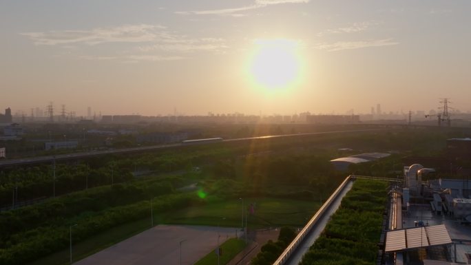 夕阳下的磁悬浮