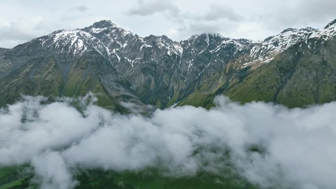 无人机飞越云层，穿越高加索山脉，格鲁吉亚