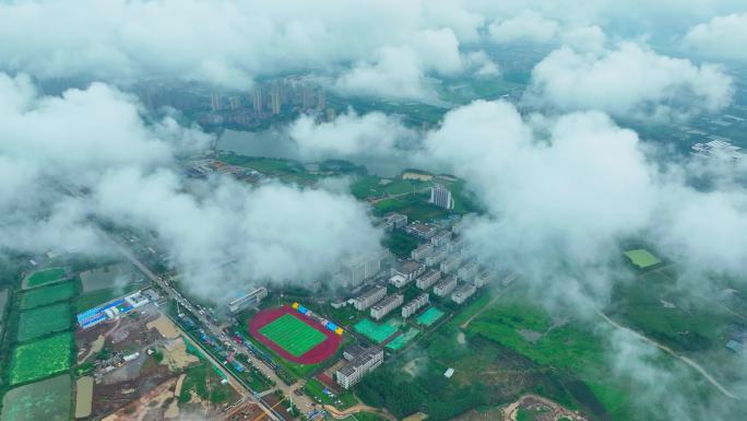 云雾缭绕下的武汉文理学院