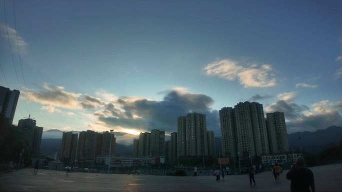 夕阳下的城市剪影