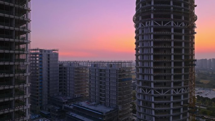 黄昏时建筑工地鸟瞰图。未完工的商业建筑场景。
