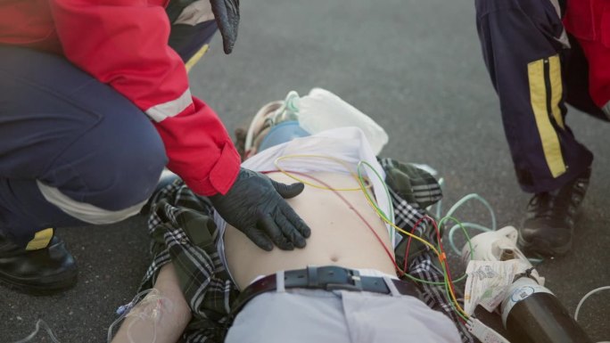 紧急情况下，受伤和道路上的人发生事故，灾难和车祸，以拯救病人。提供医疗服务、护理和急救的医护人员、救