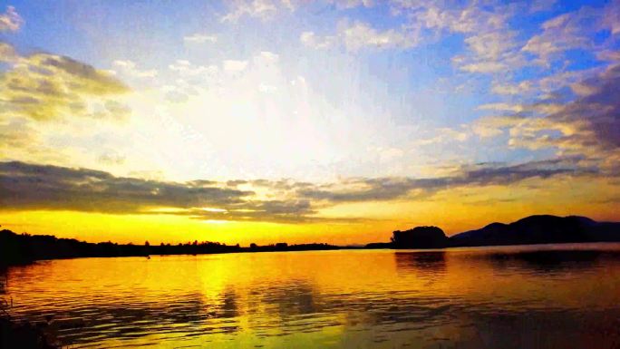 湖光山色日落美景
