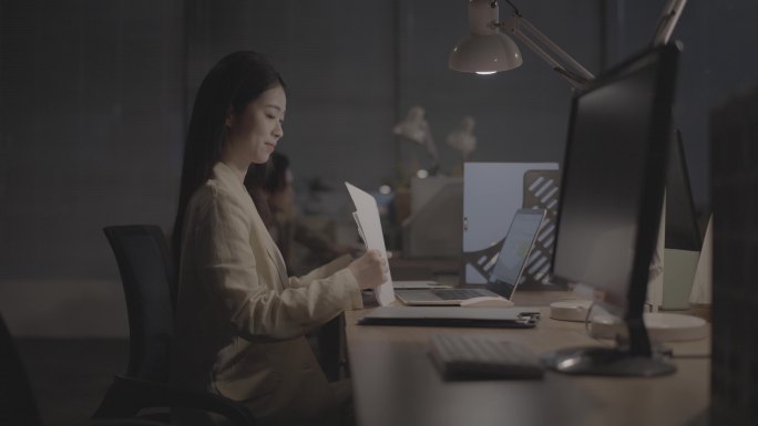职场女性深夜加班 整理文件