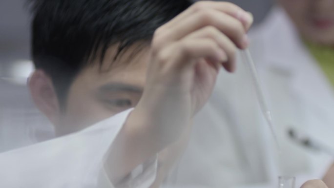 科研人员实验分析