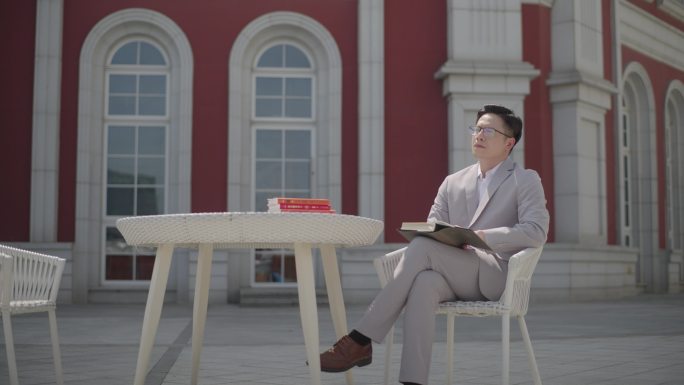 成功人士 商务男士 户外阅读思考