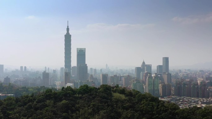 晴朗的一天台北市市中心著名的摩天大楼塔区航拍全景4k台湾